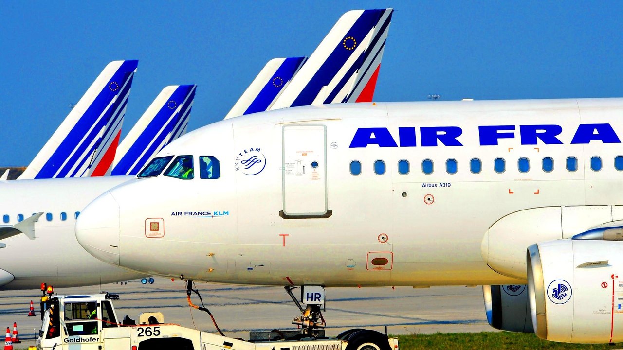 France's eco-tax on flights criticised by airlines and activists