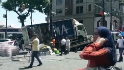 Sirkeci’de yolda kalan kamyonet trafik çekicisine zor anlar yaşattı