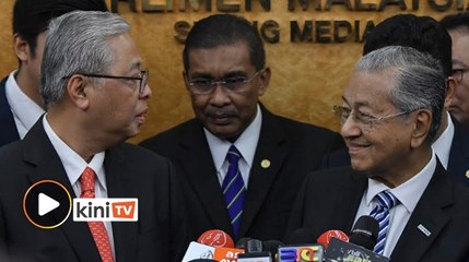 Pembangkang, Dr M 'sepentas' ketika sidang media di Parlimen