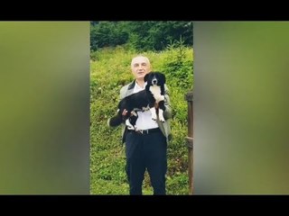 Report TV - Meta merr hopa qenin në Bosnje: Shpresoj ti prezantoj macen time