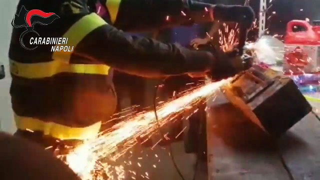 Napoli - Blitz a Scampia, armi e munizioni nascoste in cassaforte (10.07.19)