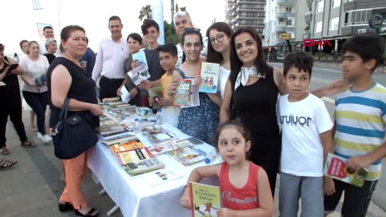 MERSİN Çocuklar, kitap satıp sokak hayvanları için mama alacaklar