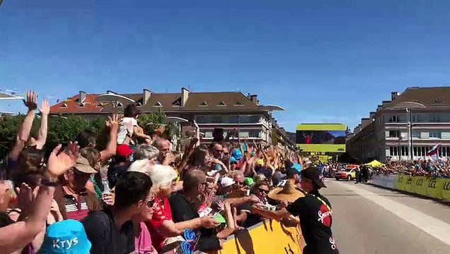 Depart du Tour de France à Saint-Dié : clapping géant sur la ligne de départ en attendant les coureurs...