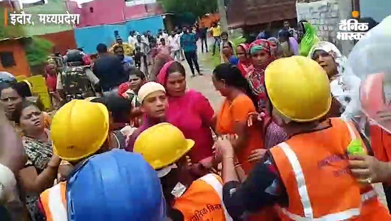 अवैध निर्माण हटाने गई निगम टीम पर पथराव, पुलिस...