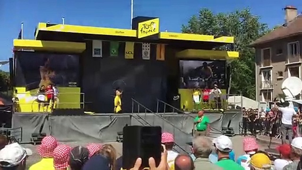 Spectacle sur les 100 ans du maillot jaune qui a attiré une foule de curieux