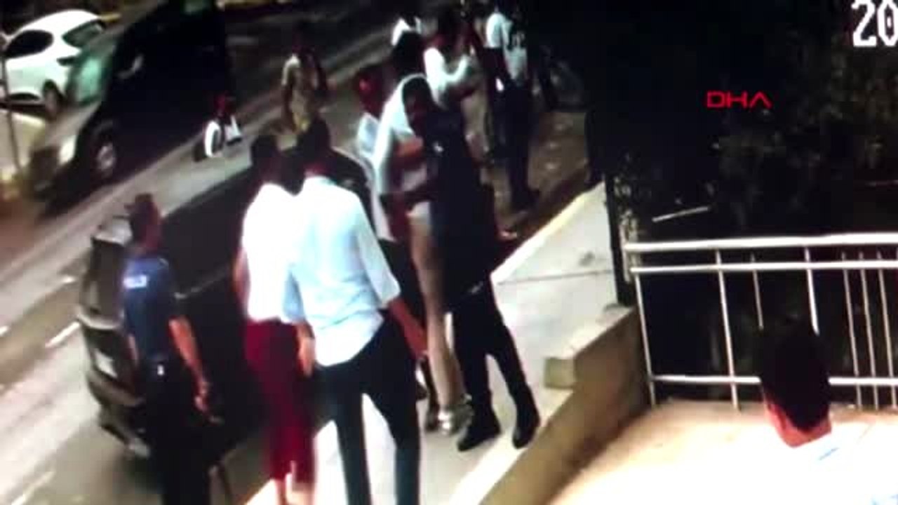 BEYLİKDÜZÜ'NDE TRAFİK KAZASI SONRASI KAVGA KAMERADA