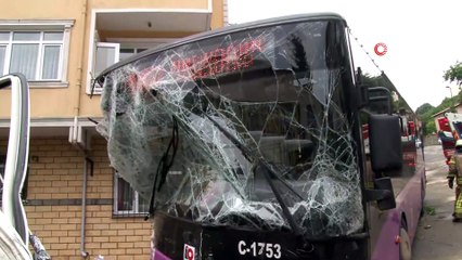 Üsküdar’da kontrolden çıkan halk otobüsü minibüse feci şekilde çarptı: 4 yaralı
