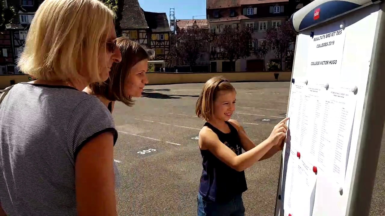 Affichage des résultats du brevet 2019 au collège Victor Hugo de Colmar