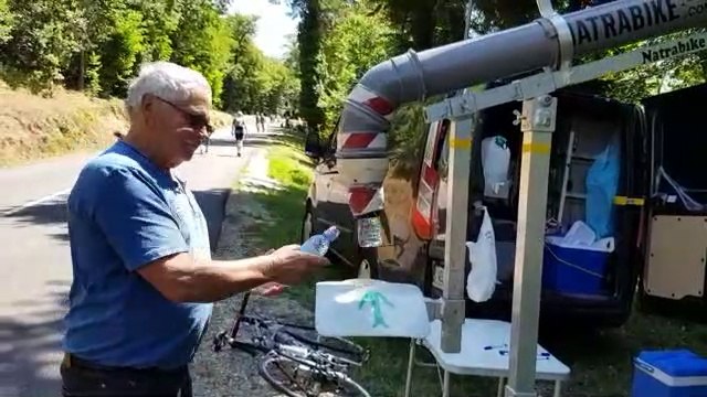 CHRIS ABREUVE LES COUREURS