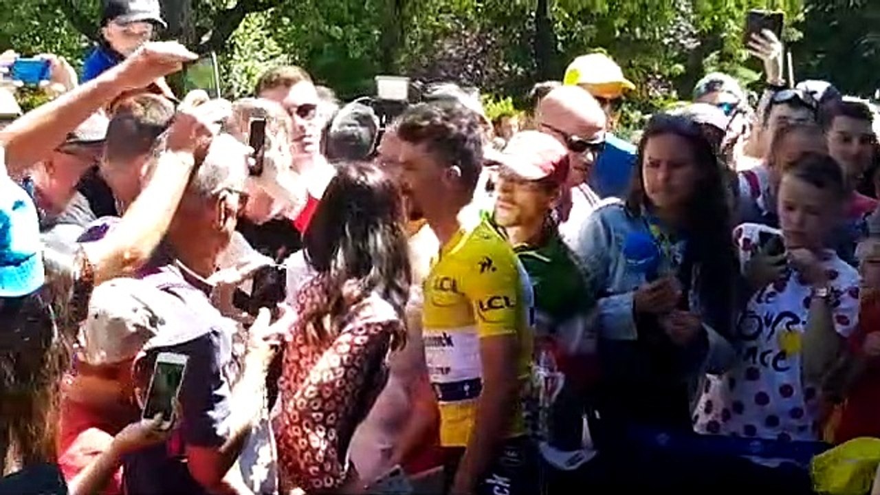 Julian Alaphilippe est sorti du bus pour saluer ses supporters