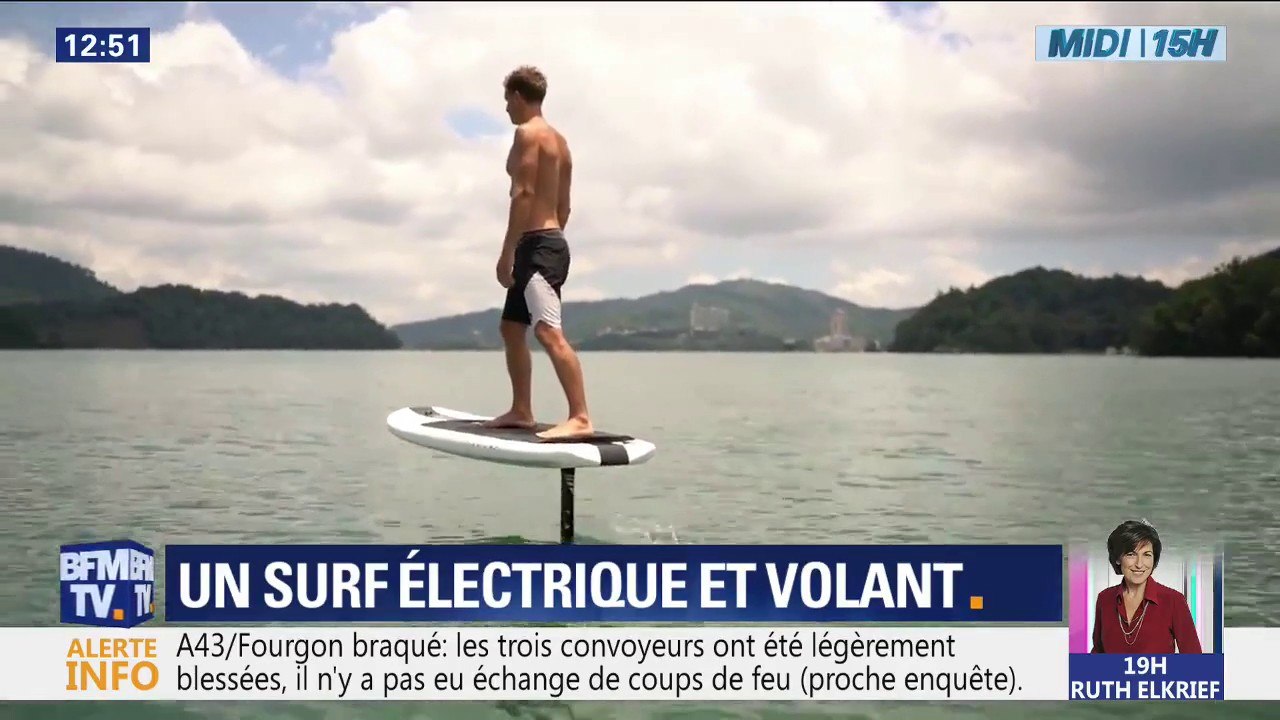Cette planche électrique et volante vous fera apprécier les joies du surf... même sur un lac