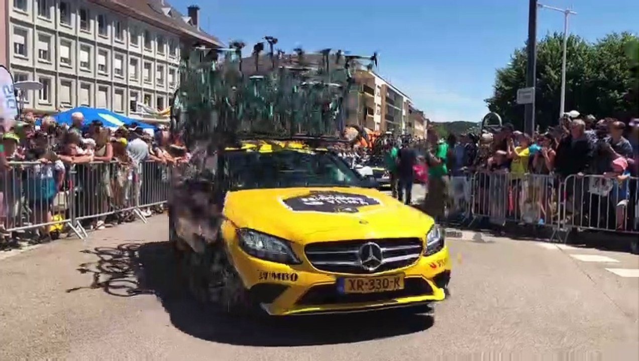 Tour de France : le défilé des voitures des directeurs sportifs au départ de Saint-Dié