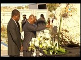 Le Président provisoire, Jocelerme Privert dépose une gerbe de fleurs en mémoire des victimes.