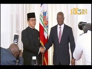 Tải video: Le Président provisoire, Jocelerme PRIVERT, a reçu les lettres de créance de deux ambassadeurs.