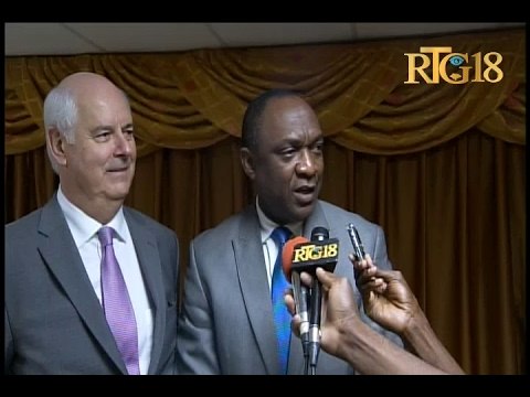 Le Président du centre parlementaire canadien, Jean-Paul RUSZKOWSKI visite le Sénat haïtien.