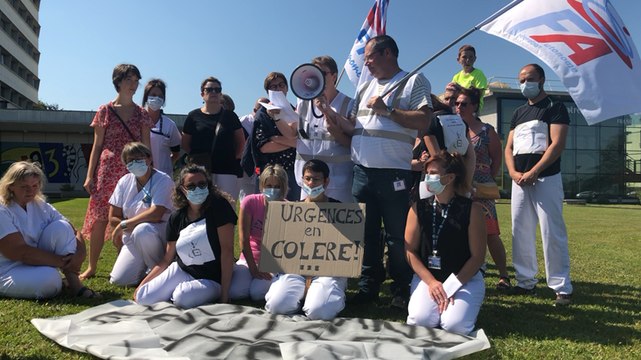 En grève, les urgences en colère