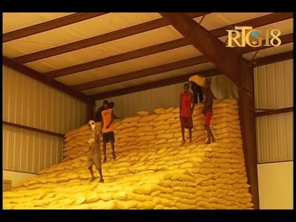 le Ministre de l'Agriculture, Carmel André Belliard a recu un stock d'engrais