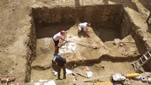 Unas excavaciones sacan a la luz restos humanos en un patio de Palencia