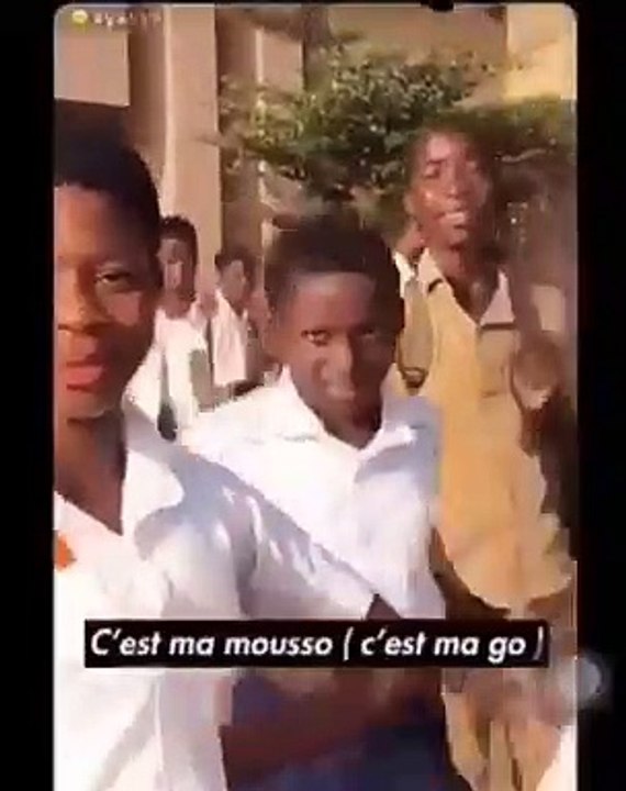 Ce petit garçon sait comment marquer son territoire. Regardez ce qu'il dit !