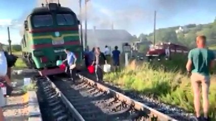 Ukrayna'da yolcu treninde yangın! Yolcular kovalarla su taşıdı