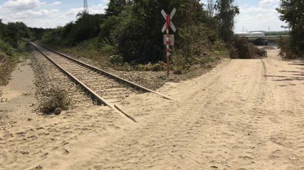 Des rails ensevelis sous du sable à Tertre: un déraillement évité de peu