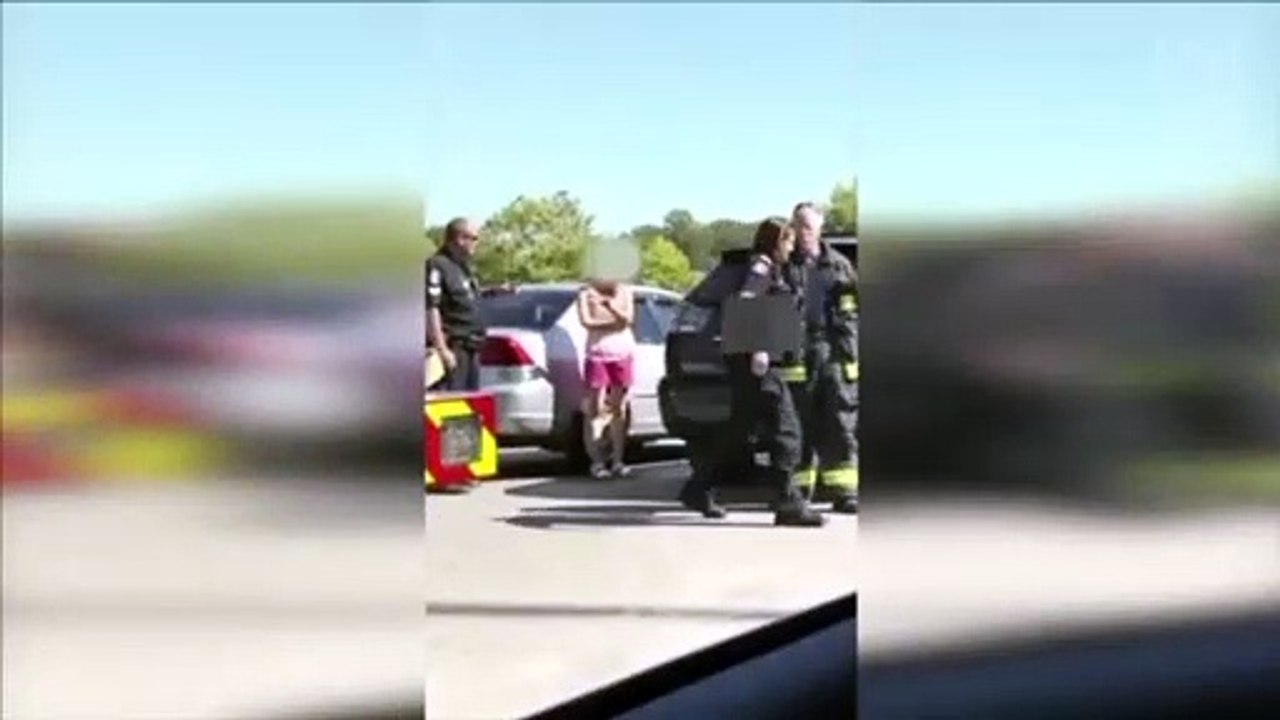 Ela deixa os filhos trancados no carro durante 20 minutos. Quando ela voltar...