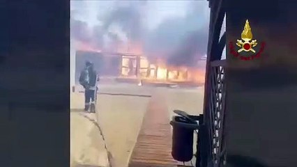 Catania - Fiamme devastano Lido Europa (10.07.19)