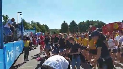 Échauffement en musique avant le départ de la 5e étape