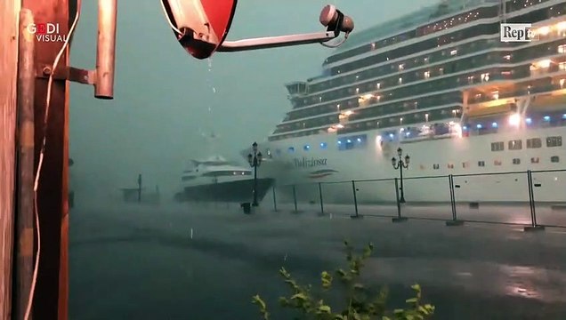 Venise un navire de croisière géant a heurté un quai et a semé la panique