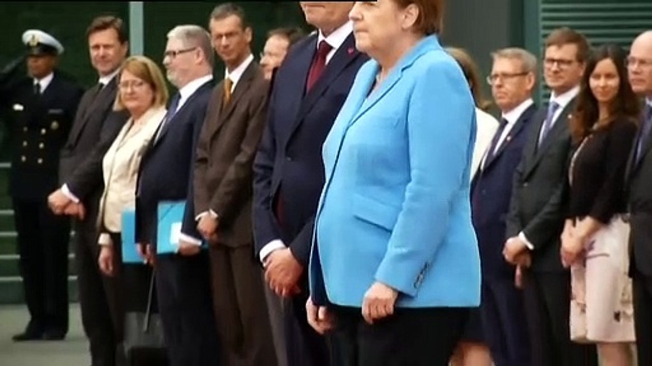 Angela Merkel vuelve a sufrir temblores en un acto oficial