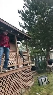 Casser une table en sautant dessus ? Meilleure idée !