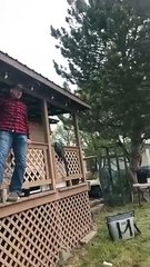 Casser une table en sautant dessus ? Meilleure idée !