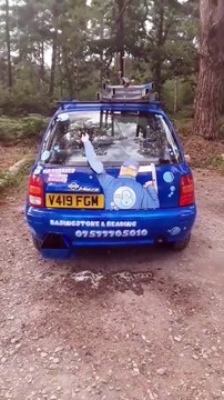 Cette voiture fait des bulles par le pot d'échappement !