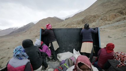 في مرتفعات لداخ الجبلية الهندية مهمة شاقة لعمال الطرقات