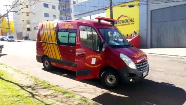 Carro e moto batem no Bairro Neva e rapaz fica ferido