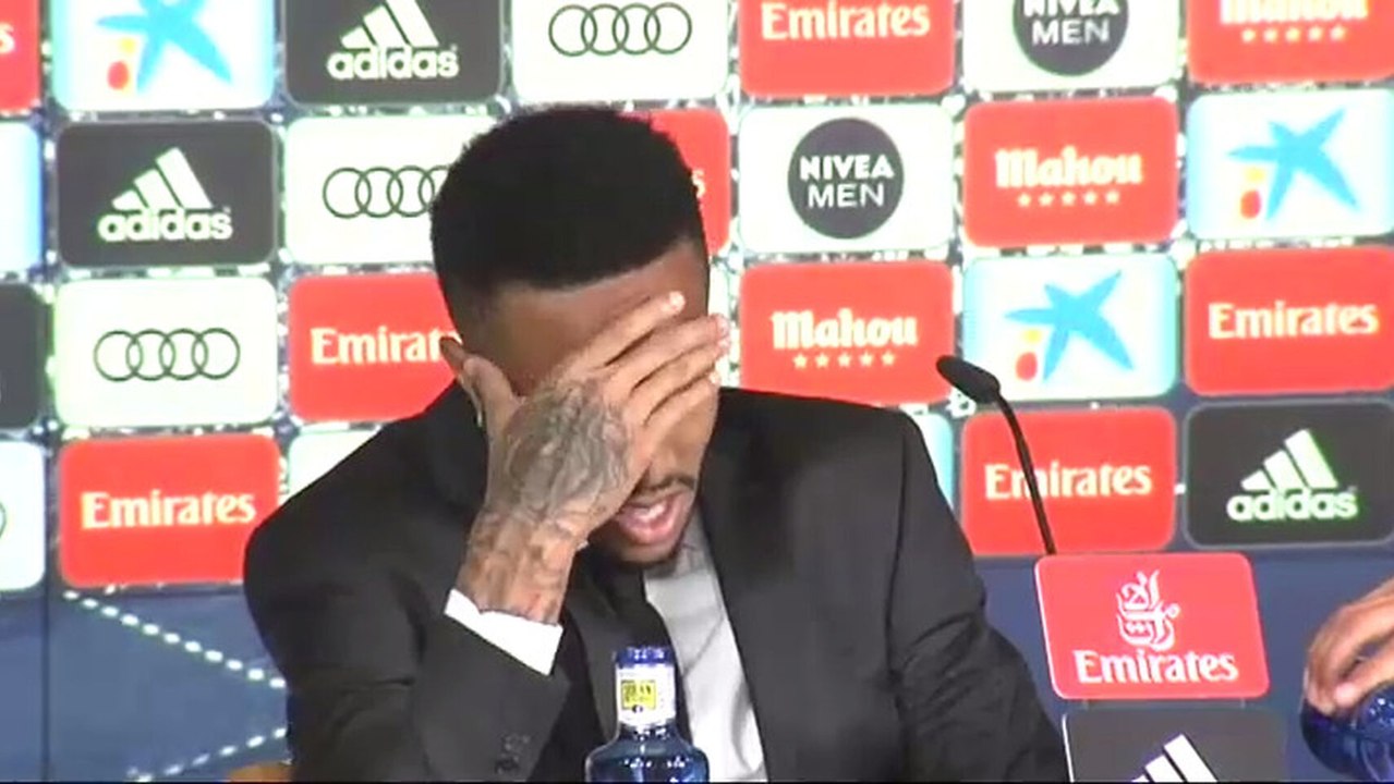 Así fue el mareo de Militao durante su presentación con el Real Madrid