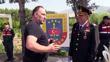 Yorulan sürücülere jandarmadan çay ve su ikramı