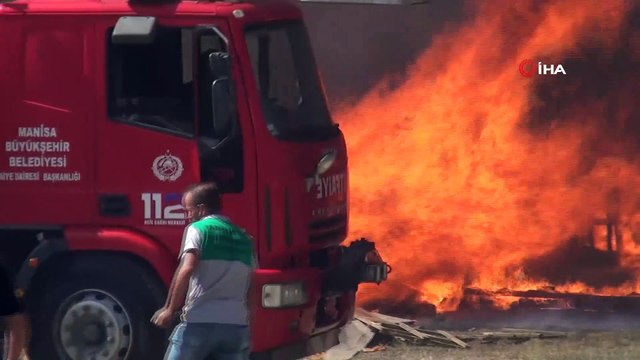 Manisa ot yangını palet fabrikasını küle çevirdi