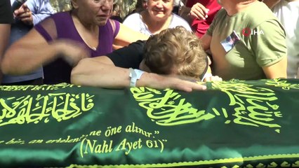 Hastaneden çıkıp, ölen eşinin tabutuna son kez sarıldı