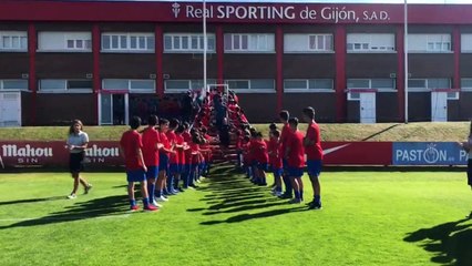 Los Jugadores del Sporting Saltan al Campo de Entrenamiento Con Los Niños del Campus