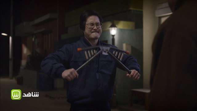 حينما تتباهى بقوتك العضلية.. وينتهي العرض بموقف محرج