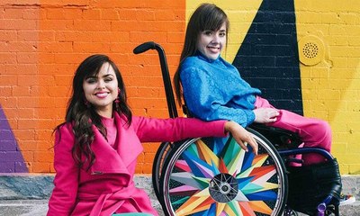 أغطية لدواليب الكراسي المتحركة... "فنّ" أيقظه حب فتاة لشقيقتها