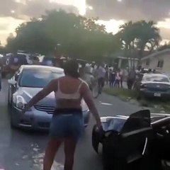Road rage incroyable : face à face entre 2 voitures en pleine rue