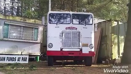 Mais comment a-t-il fait pour sortir ce camion de cette endroit???