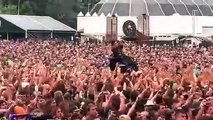 Quand le public d'un concert porte un jeune handicapé pour le rapprocher de la scène