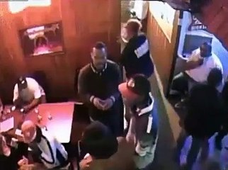 Le videur d'un bar maitrise un homme armé. Efficace