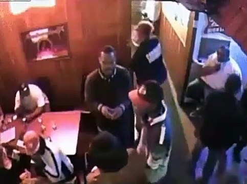 Le videur d'un bar maitrise un homme armé. Efficace