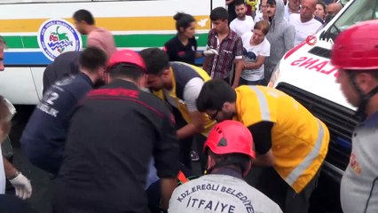 Kaza yaptığı otomobilde sıkışan kadın böyle kurtarıldı