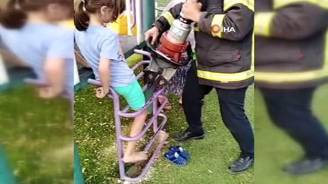 Ayağını merdivene sıkıştıran çocuğun imdadına itfaiye yetişti