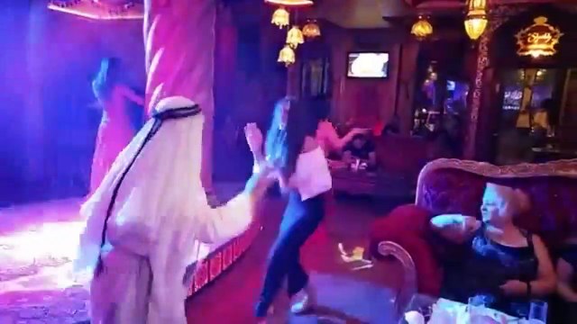 Ուրախ պար Al Sheikh արաբական ռեստորանում ։ Красивый восточный танец․